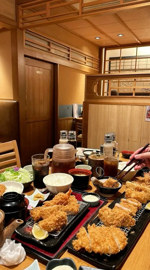 揚げ物の定食が並ぶ和食店のテーブル