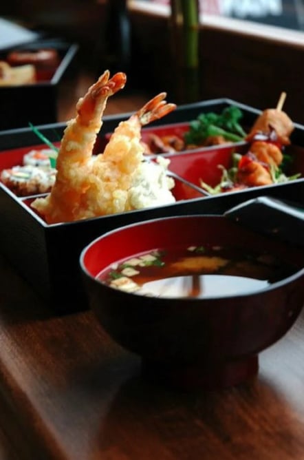 海老天と味噌汁を添えた天ぷら定食