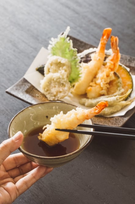 天つゆにつける海老天と野菜の天ぷら